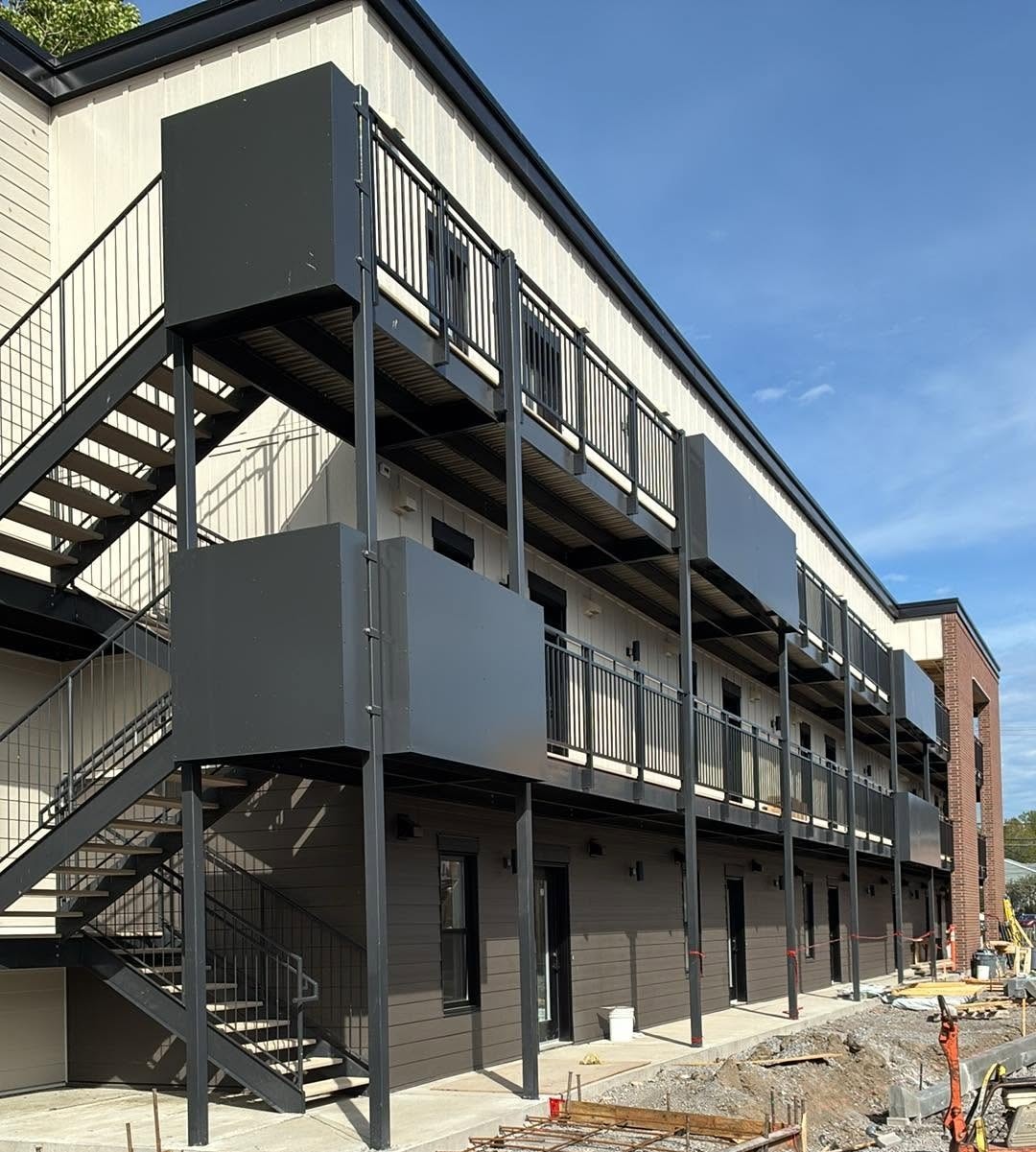Passerelle et escalier en acier sur chantier de construction
